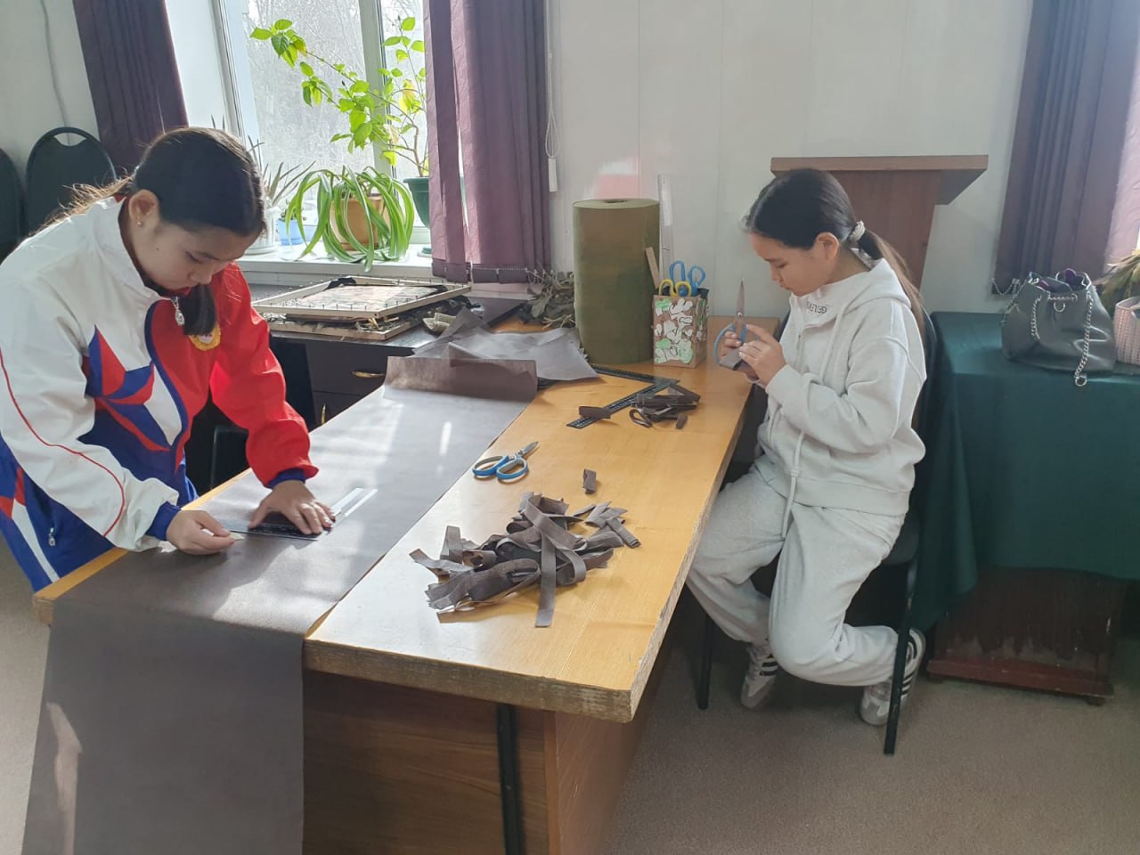 Обучающиеся спортивной школы «ЦСКА-Тыва» сплели маскировочные сети для зоны СВО Обучающиеся спортивной школы «ЦСКА-Тыва» сплели маскировочные сети для зоны СВО