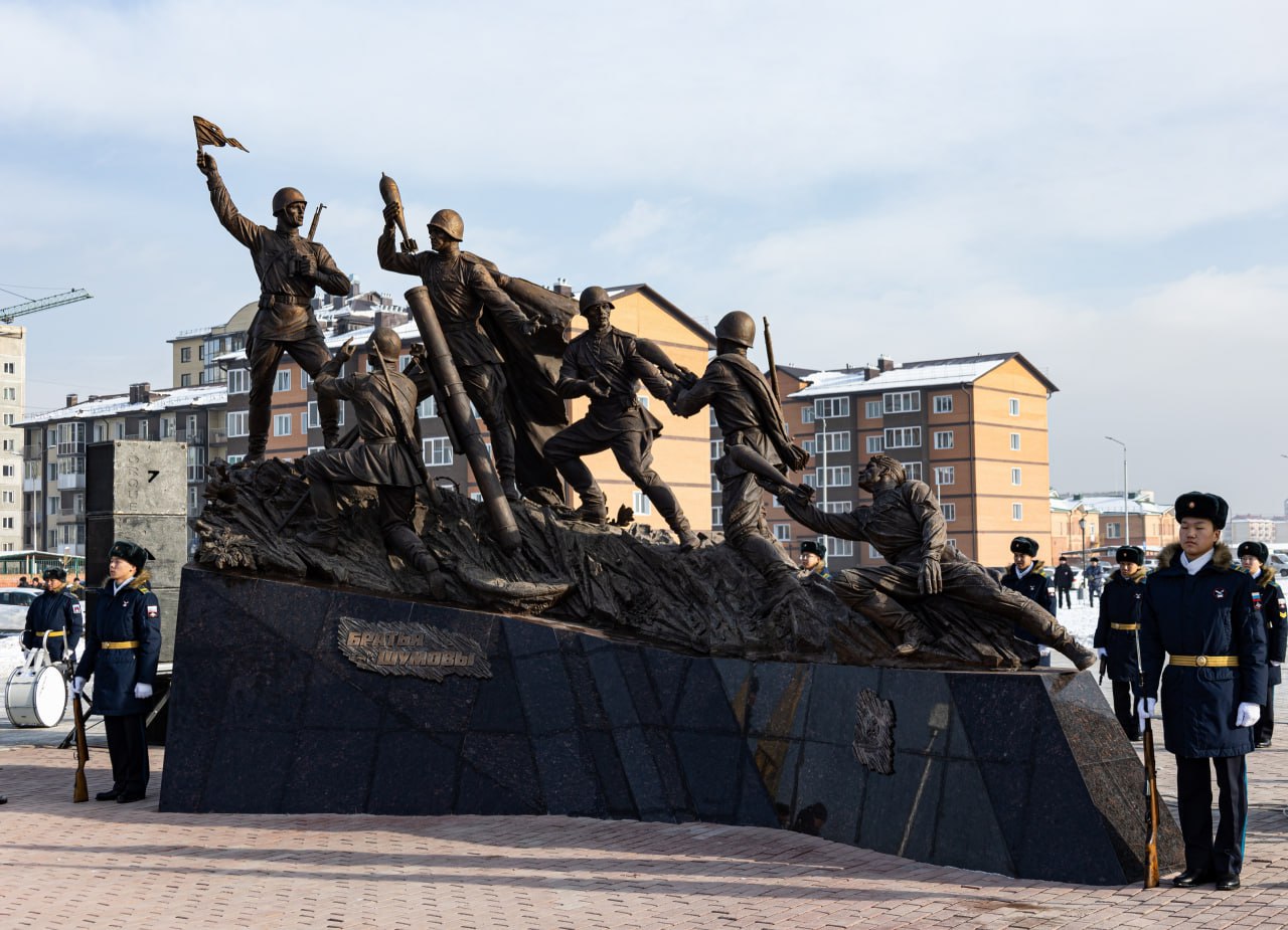 В Туве открыли памятник легендарным минометчикам братьям Шумовым В Туве открыли памятник легендарным минометчикам братьям Шумовым