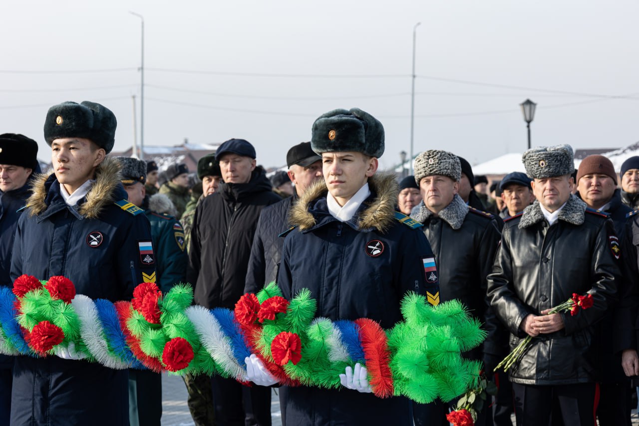 В Туве открыли памятник легендарным минометчикам братьям Шумовым В Туве открыли памятник легендарным минометчикам братьям Шумовым