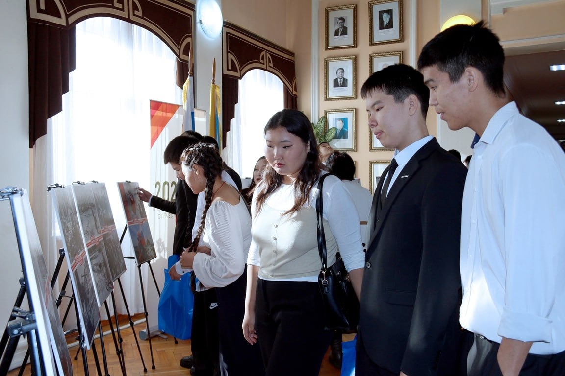 В здании Верховного Хурала открыт историко-документальный фотопроект «Летописцы истории – Спираль времени сквозь объективы фотокамер» В здании Верховного Хурала открыт историко-документальный фотопроект «Летописцы истории – Спираль времени сквозь объективы фотокамер»