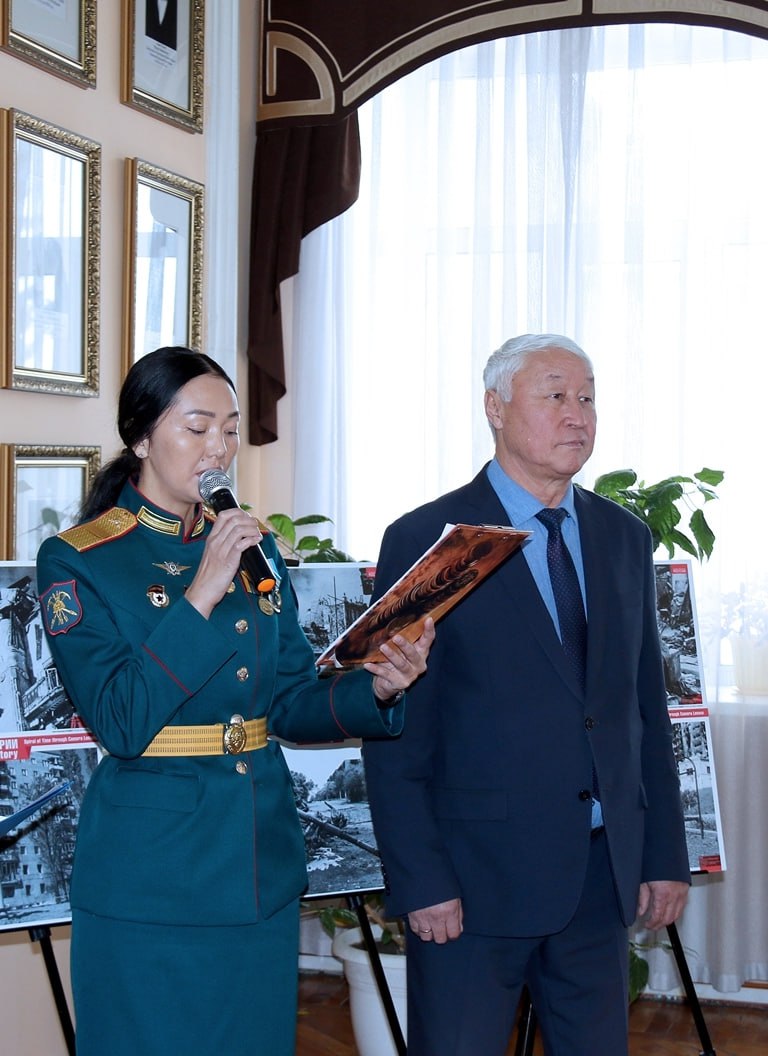 В здании Верховного Хурала открыт историко-документальный фотопроект «Летописцы истории – Спираль времени сквозь объективы фотокамер» В здании Верховного Хурала открыт историко-документальный фотопроект «Летописцы истории – Спираль времени сквозь объективы фотокамер»