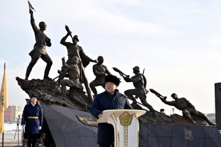 Глава Тувы Владислав Ховалыг принял участие в торжественной церемонии открытия памятника легендарным фронтовикам, уроженцам Тувы братьям Шумовым