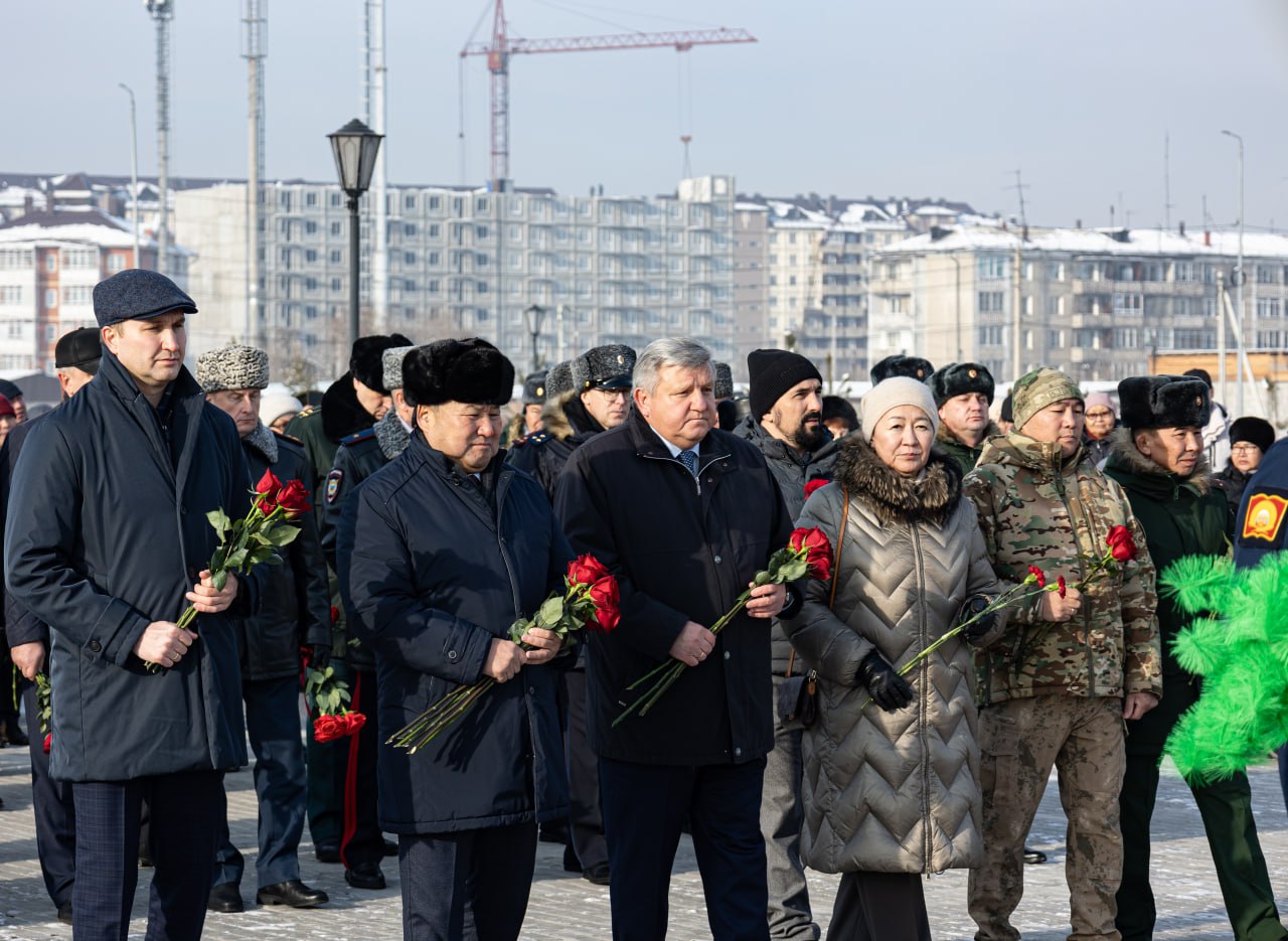 В Туве открыли памятник легендарным минометчикам братьям Шумовым В Туве открыли памятник легендарным минометчикам братьям Шумовым