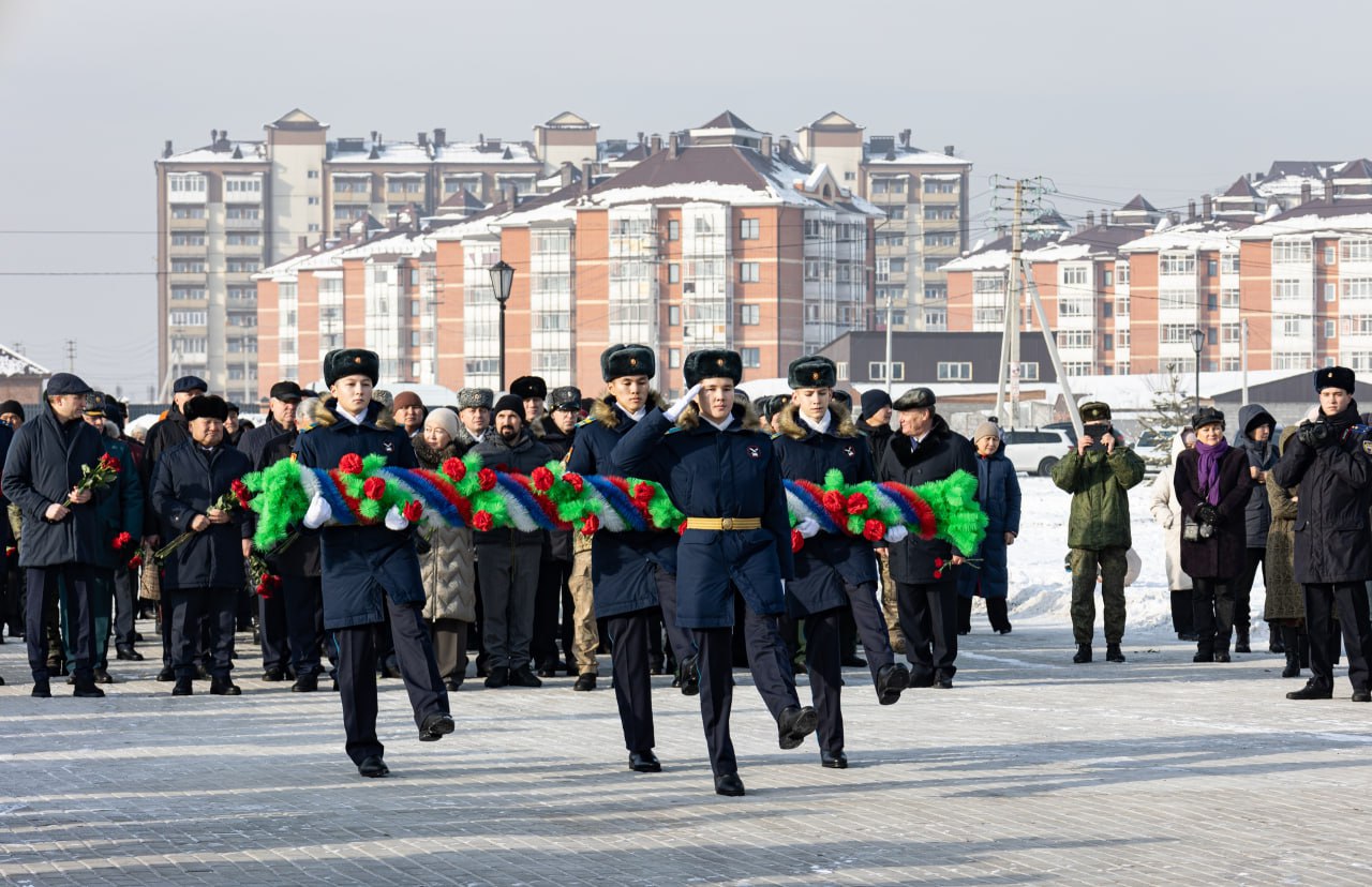 В Туве открыли памятник легендарным минометчикам братьям Шумовым В Туве открыли памятник легендарным минометчикам братьям Шумовым