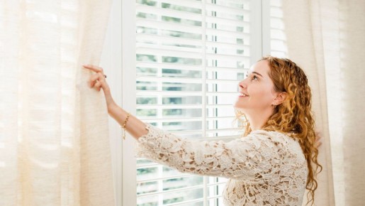 Как постирать шторы, не снимая крючков: вы точно не знали про такой способ