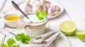 Чесночный соус идеально подойдет к любому мясу: такой подают в ресторанах восточной кухни