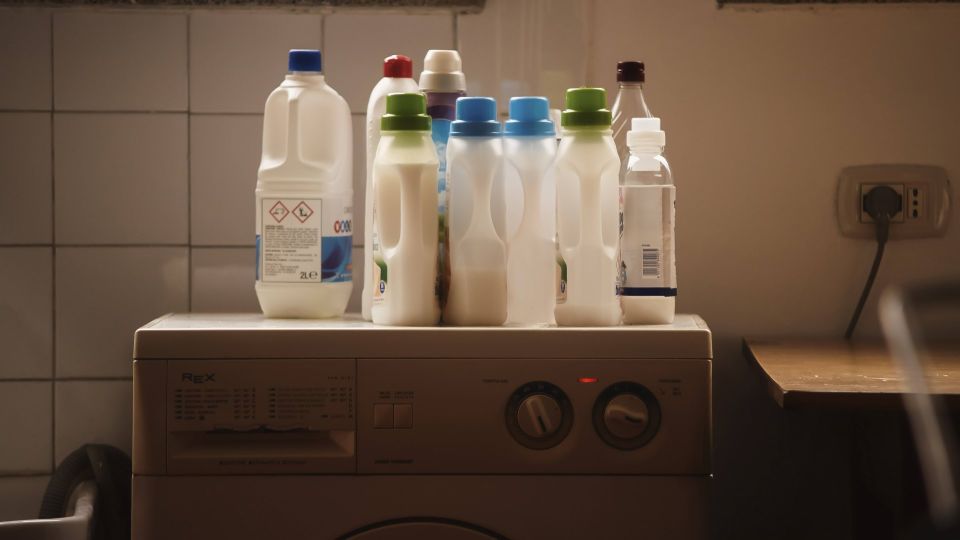 Так выводить пятна с одежды нельзя: есть риск окончательно угробить вещи