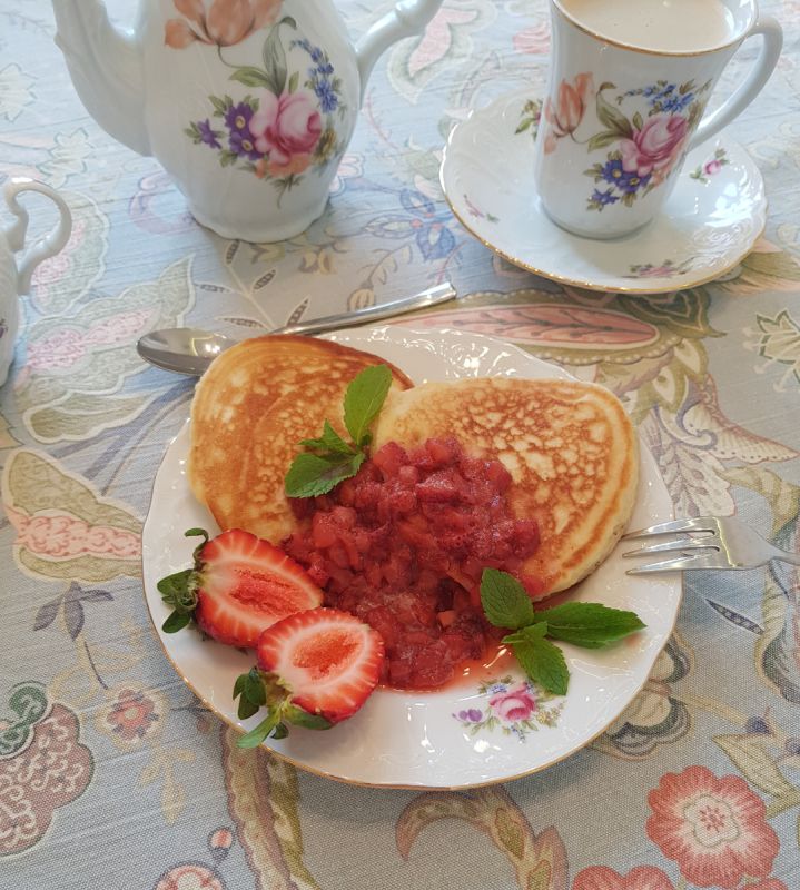 Соблазнительное утро: фантастические оладьи с клубничным соусом