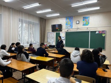 Сотрудники Управления по вопросам миграции проводят со школьниками профилактические и профориентационные встречи