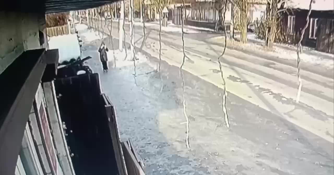 Неизвестный напал на школьницу на одной из улиц Кызыла и насильно её зацеловал, сообщили в республиканском СК