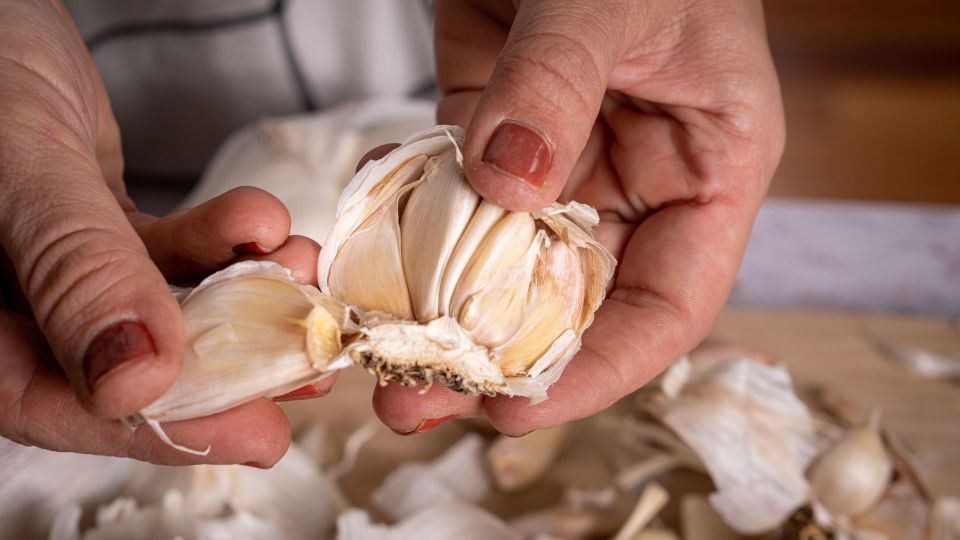 Шелуха мигом отлетит с каждой головки чеснока: запоминайте уловку и не мучайтесь