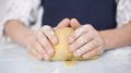 Как приготовить вкусное, но быстрое дрожжевое тесто: простой рецепт