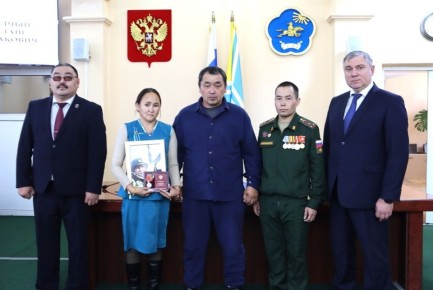 В Туве родным погибших героев СВО вручили государственные награды