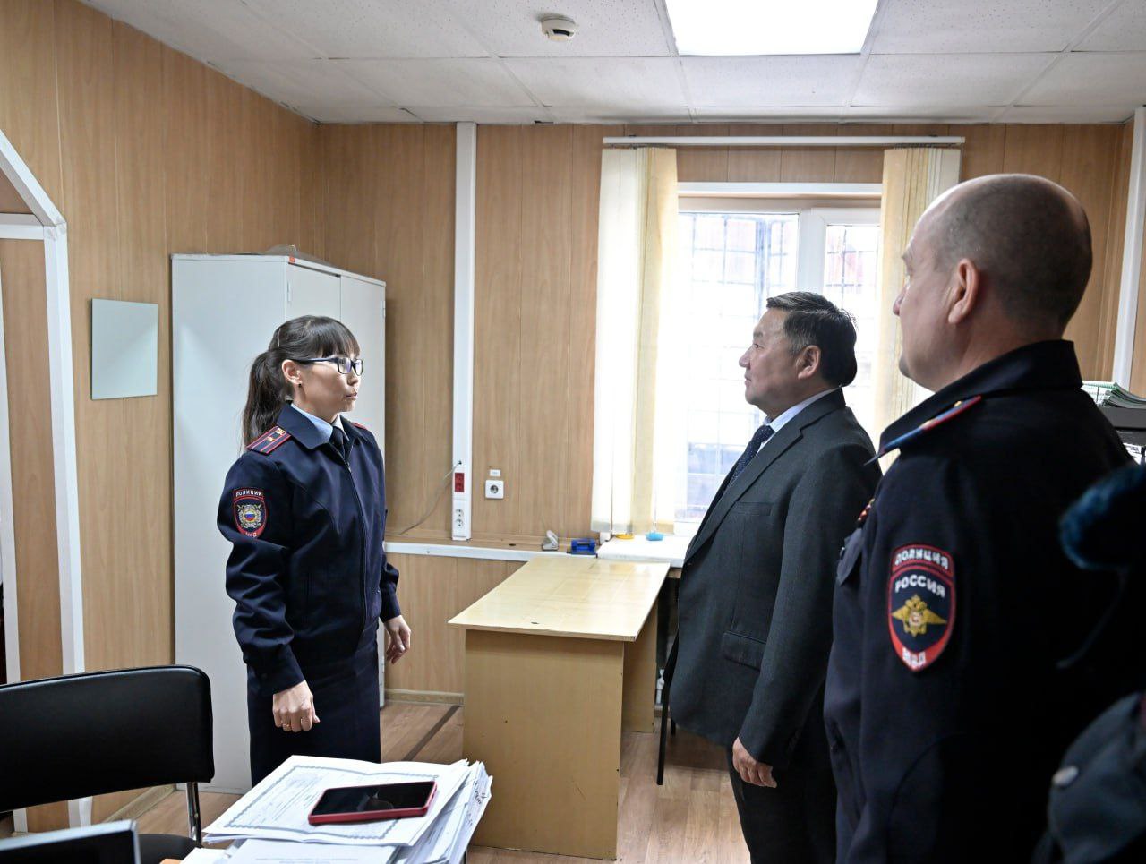 Глава Республики Тыва Владислав Ховалыг и руководитель регионального МВД Юрий Завьялов в ходе рабочей поездки посетили пункт полиции № 7 (г. Туран) Глава Республики Тыва Владислав Ховалыг и руководитель регионального МВД Юрий Завьялов в ходе рабочей поездки посетили пункт полиции № 7 (г. Туран)