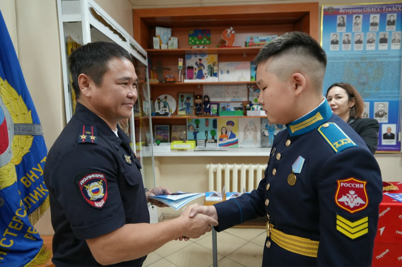 В Управлении МВД России по г. Кызылу состоялось торжественное вручение паспортов юным жителям города