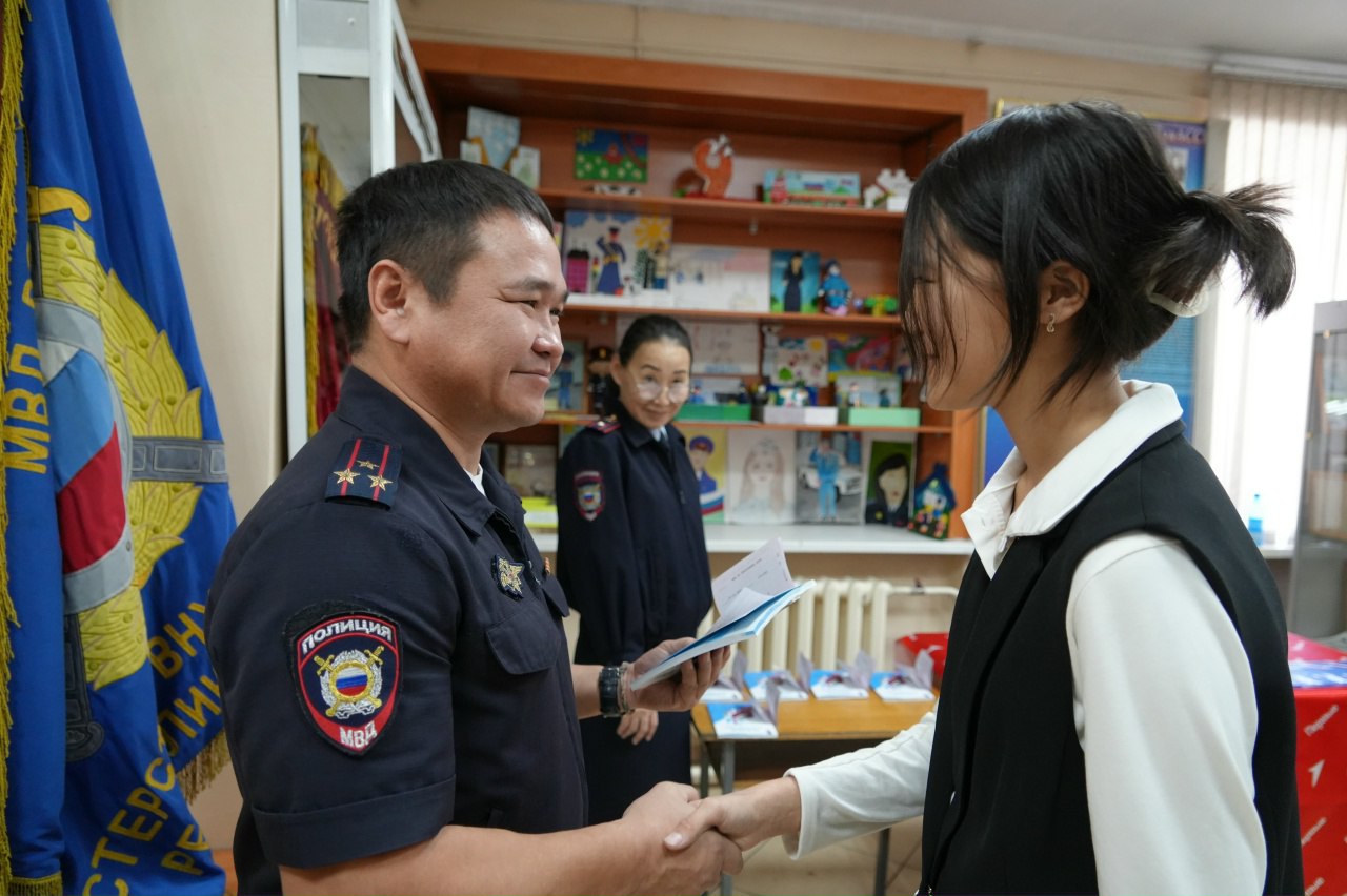 В Управлении МВД России по г. Кызылу состоялось торжественное вручение паспортов юным жителям города В Управлении МВД России по г. Кызылу состоялось торжественное вручение паспортов юным жителям города
