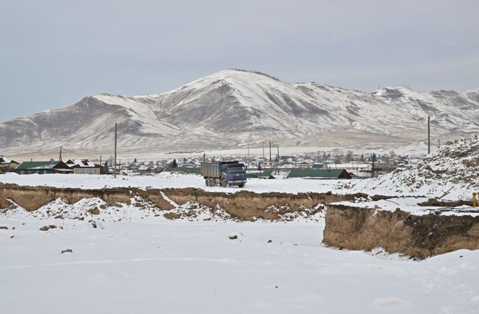 Глава Тувы проверил ход строительства новой школы и многоквартирного дома в Туране