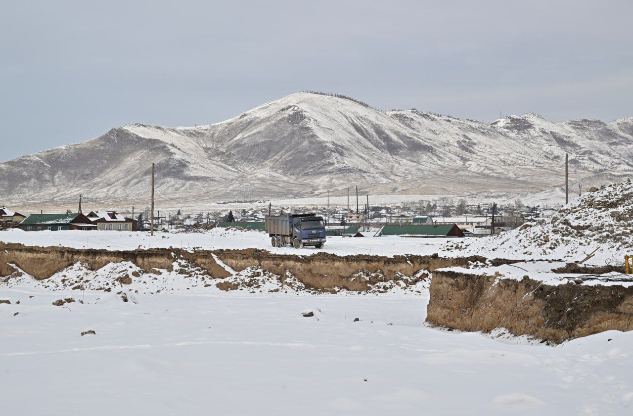 Глава Тувы проверил ход строительства новой школы и многоквартирного дома в Туране