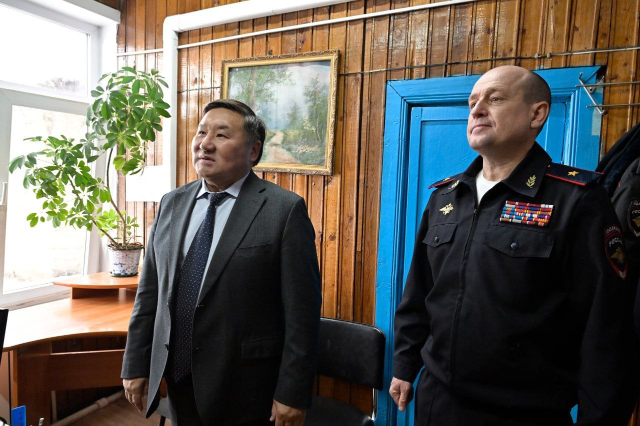 Глава Тувы и министр МВД проверили работу полиции в Пий-Хемском районе Глава Тувы и министр МВД проверили работу полиции в Пий-Хемском районе