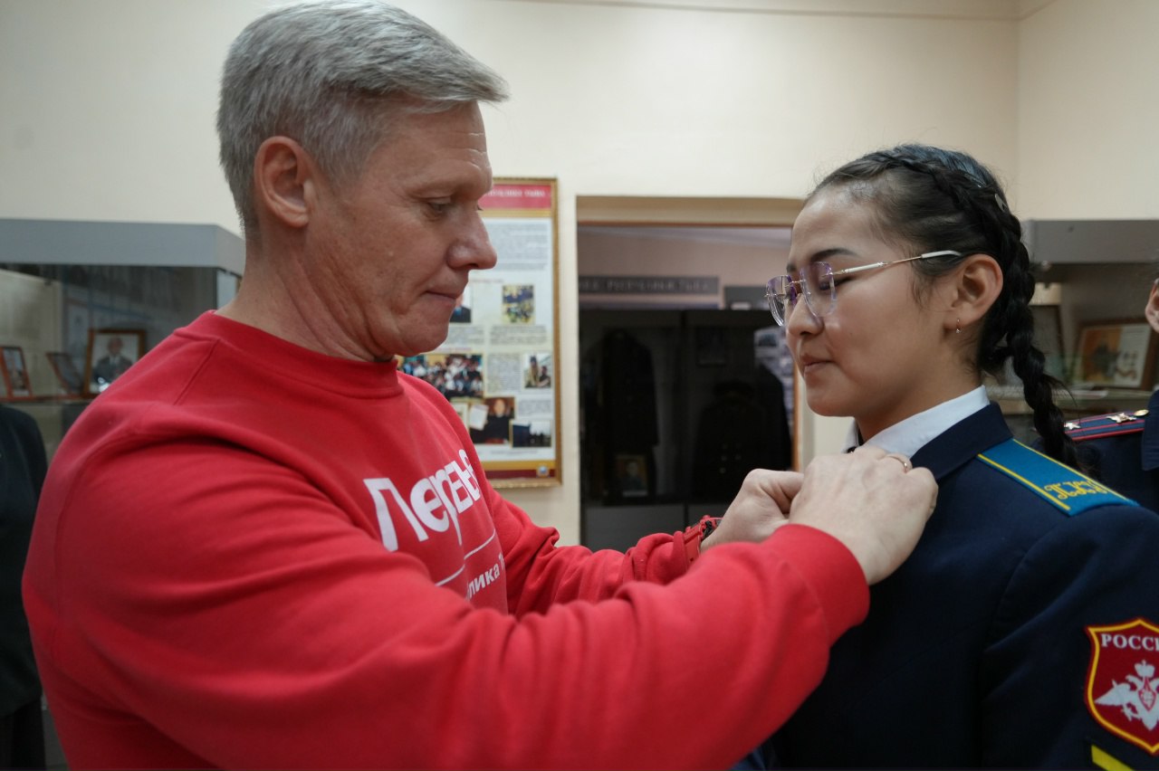 В Управлении МВД России по г. Кызылу состоялось торжественное вручение паспортов юным жителям города В Управлении МВД России по г. Кызылу состоялось торжественное вручение паспортов юным жителям города