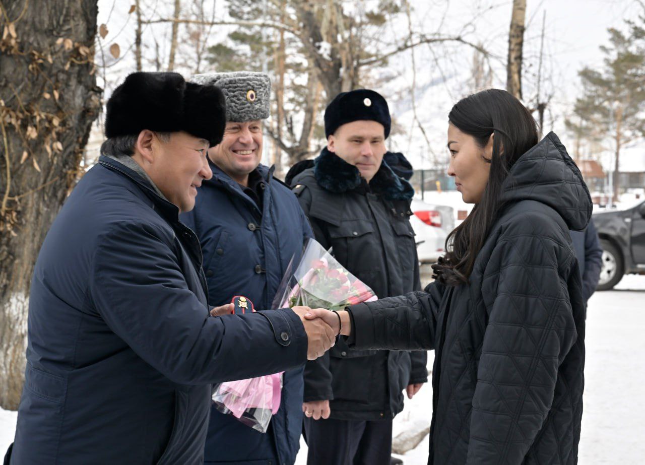 Глава Республики Тыва Владислав Ховалыг и руководитель регионального МВД Юрий Завьялов в ходе рабочей поездки посетили пункт полиции № 7 (г. Туран) Глава Республики Тыва Владислав Ховалыг и руководитель регионального МВД Юрий Завьялов в ходе рабочей поездки посетили пункт полиции № 7 (г. Туран)