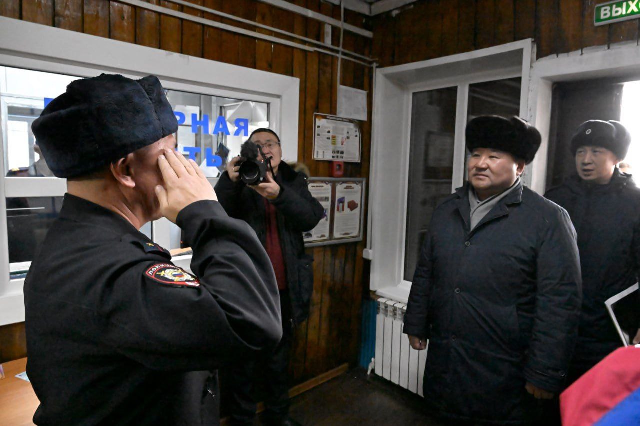 Глава Тувы и министр МВД проверили работу полиции в Пий-Хемском районе Глава Тувы и министр МВД проверили работу полиции в Пий-Хемском районе