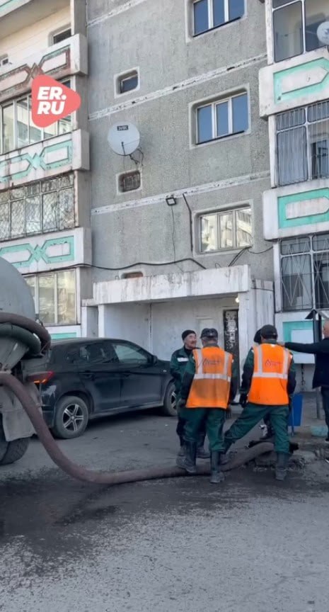 В Кызыле начали устранять аварию в канализационном коллекторе В Кызыле начали устранять аварию в канализационном коллекторе