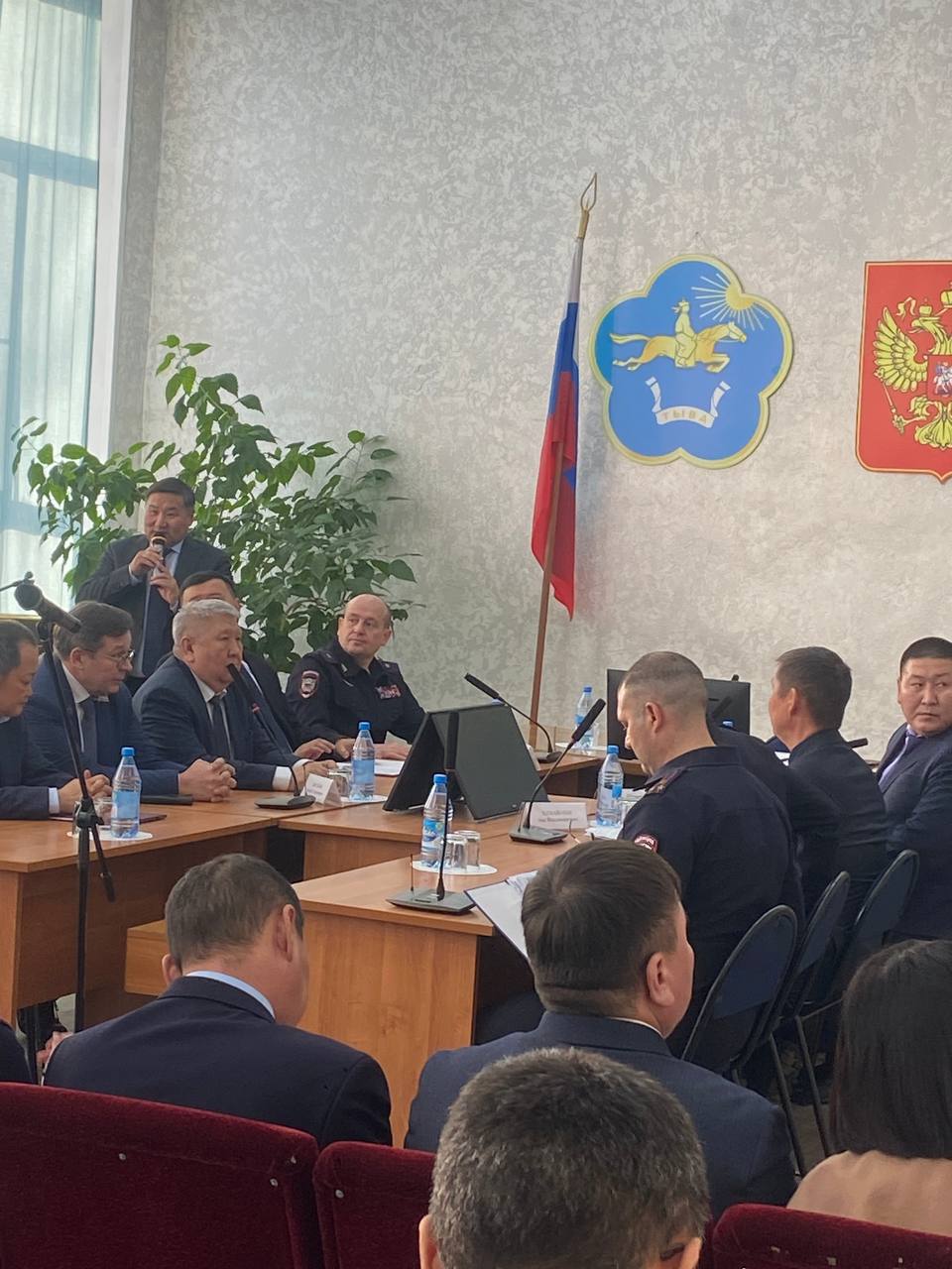 Глава Республики Тыва Владислав Ховалыг и руководитель регионального МВД Юрий Завьялов в ходе рабочей поездки посетили пункт полиции № 7 (г. Туран) Глава Республики Тыва Владислав Ховалыг и руководитель регионального МВД Юрий Завьялов в ходе рабочей поездки посетили пункт полиции № 7 (г. Туран)