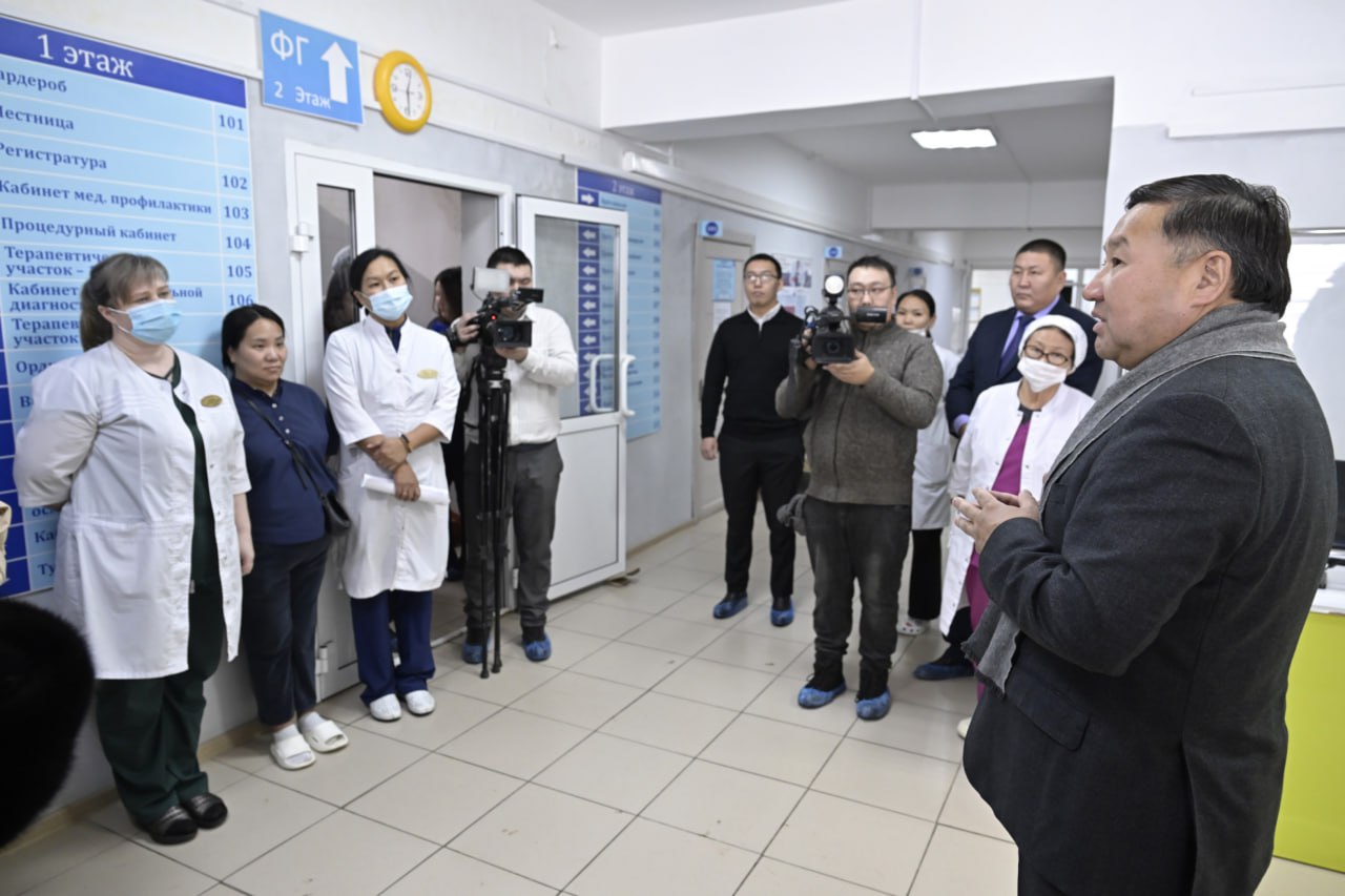 Глава Тувы Владислав Ховалыг посетил центральную кожуунную больницу Пий-Хемского района во время своей рабочей поездки в Туран Глава Тувы Владислав Ховалыг посетил центральную кожуунную больницу Пий-Хемского района во время своей рабочей поездки в Туран