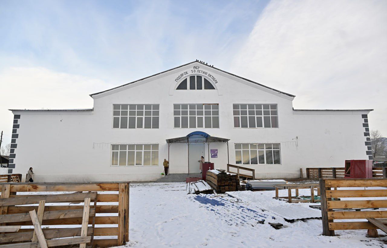 Глава Тувы проинспектировал обновленный Дом культуры и строительство спортзала в селе Уюк Глава Тувы проинспектировал обновленный Дом культуры и строительство спортзала в селе Уюк