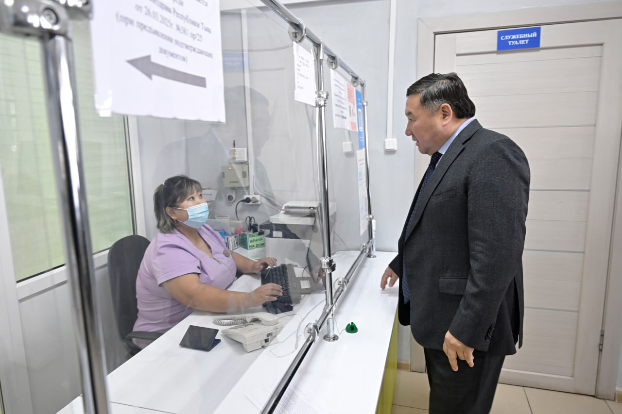 Глава Тувы Владислав Ховалыг посетил центральную кожуунную больницу Пий-Хемского района во время своей рабочей поездки в Туран Глава Тувы Владислав Ховалыг посетил центральную кожуунную больницу Пий-Хемского района во время своей рабочей поездки в Туран