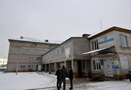 Глава Тувы Владислав Ховалыг посетил центральную кожуунную больницу Пий-Хемского района во время своей рабочей поездки в Туран