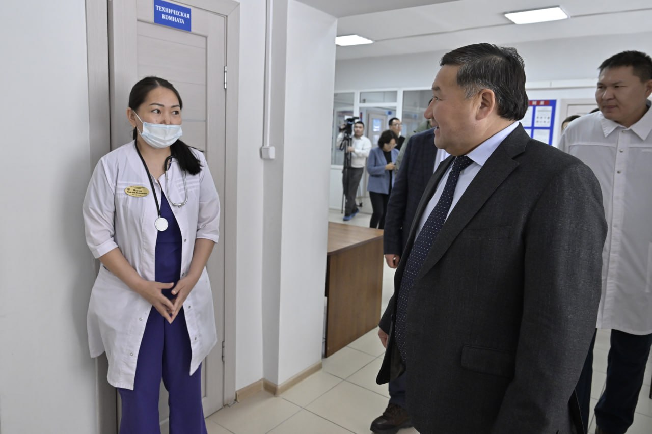 Глава Тувы Владислав Ховалыг посетил центральную кожуунную больницу Пий-Хемского района во время своей рабочей поездки в Туран Глава Тувы Владислав Ховалыг посетил центральную кожуунную больницу Пий-Хемского района во время своей рабочей поездки в Туран