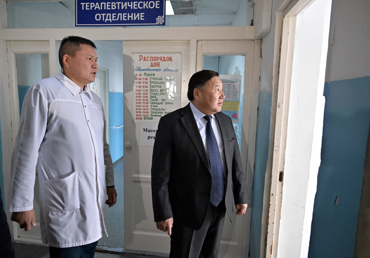 Глава Тувы Владислав Ховалыг посетил центральную кожуунную больницу Пий-Хемского района во время своей рабочей поездки в Туран Глава Тувы Владислав Ховалыг посетил центральную кожуунную больницу Пий-Хемского района во время своей рабочей поездки в Туран
