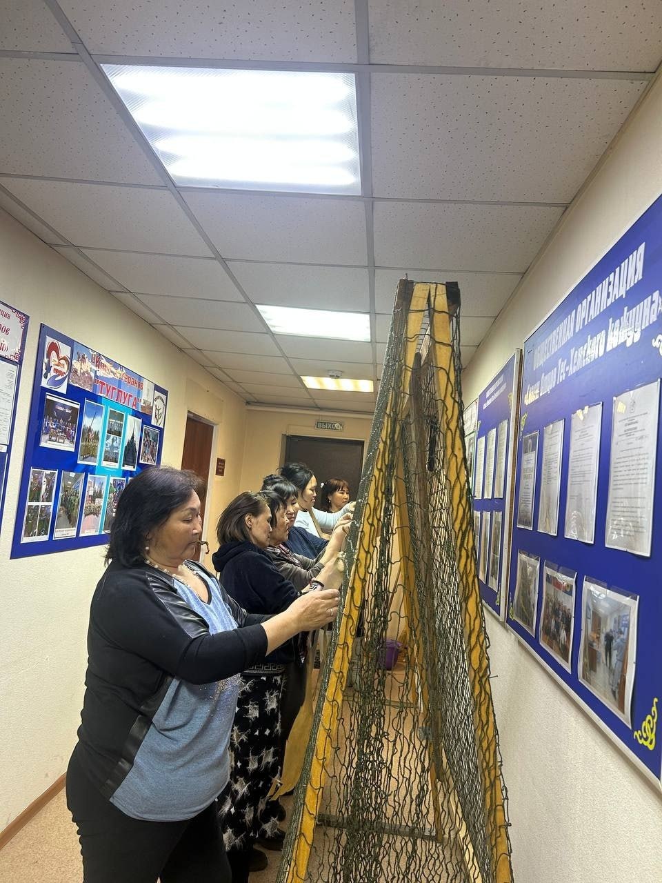 Жители Тес-Хема шьют безрукавки и плетут маскировочные сети для участников СВО