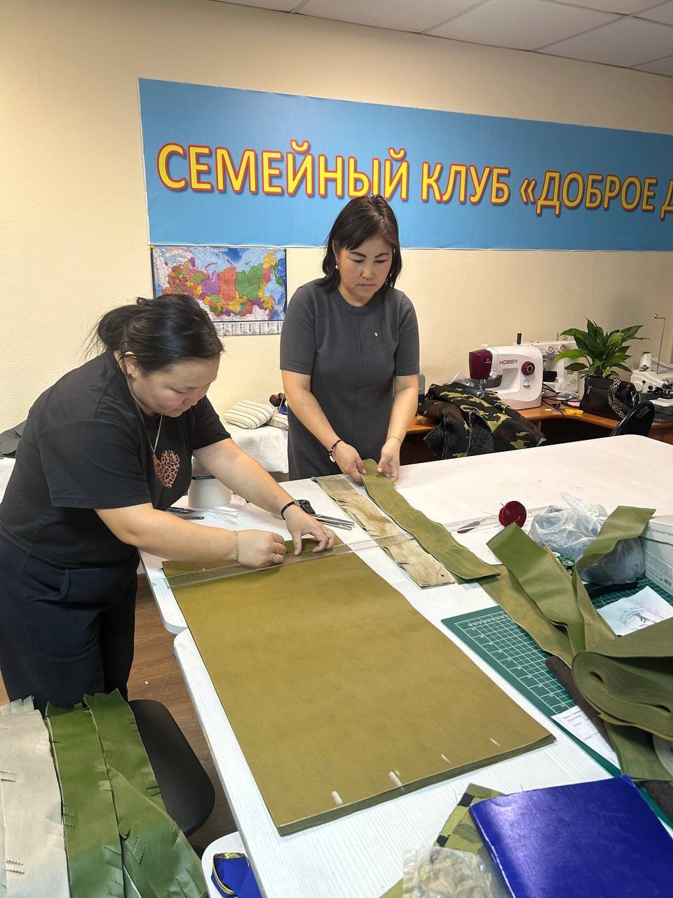 Жители Тес-Хема шьют безрукавки и плетут маскировочные сети для участников СВО Жители Тес-Хема шьют безрукавки и плетут маскировочные сети для участников СВО