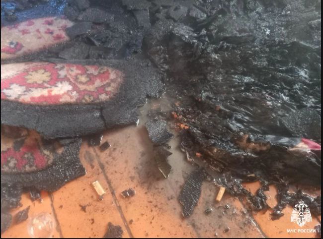 Курение в доме чуть не стоило жизни: в Туве пожарные спасли молодого мужчину Курение в доме чуть не стоило жизни: в Туве пожарные спасли молодого мужчину