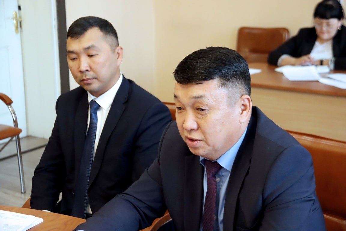 В Верховном Хурале встретились с представителями Комитета семей воинов Отечества В Верховном Хурале встретились с представителями Комитета семей воинов Отечества