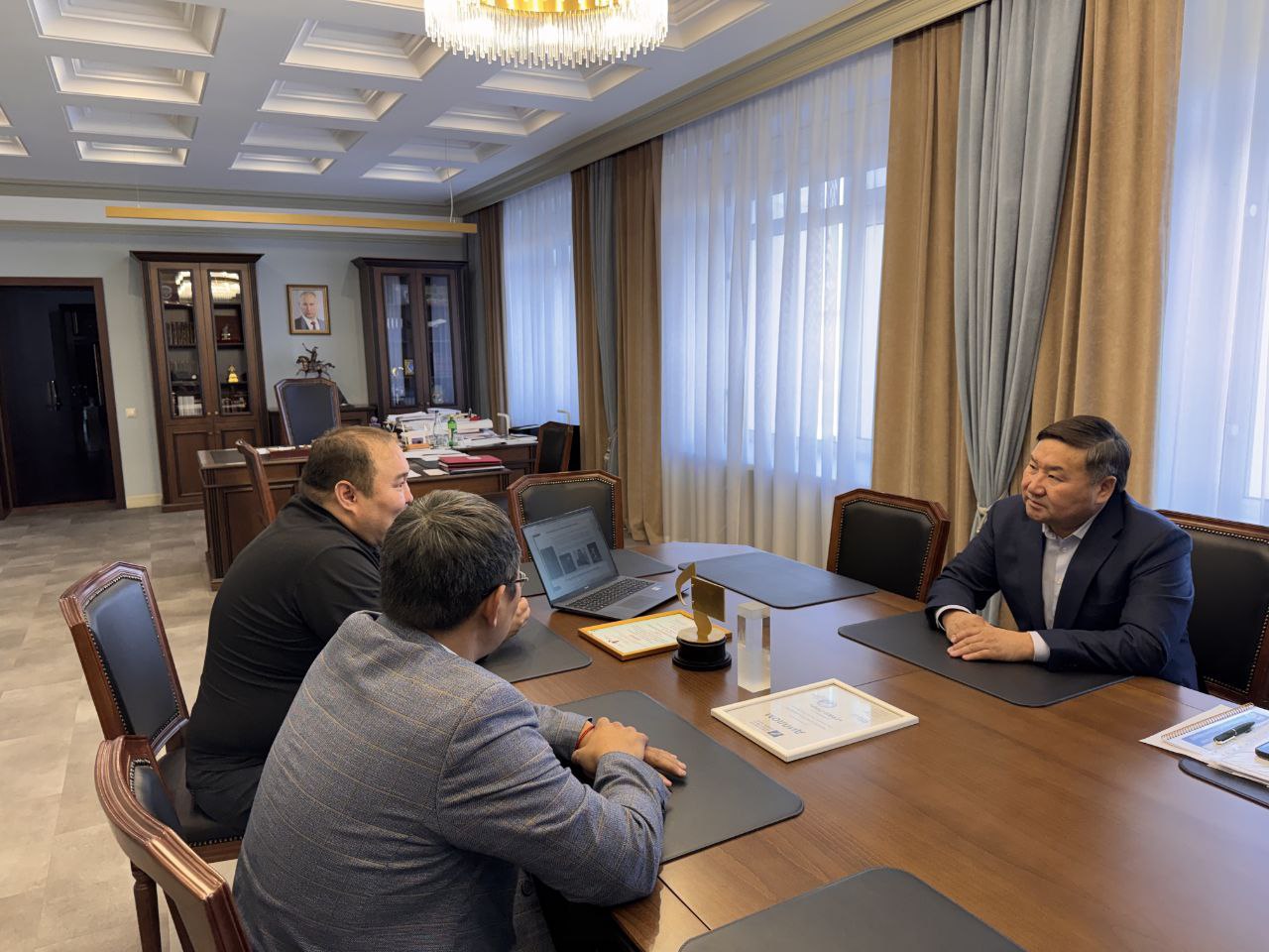 Глава Тувы встретился с кинематографистами республики Виталием Петровым и Роланом Ооржаком Глава Тувы встретился с кинематографистами республики Виталием Петровым и Роланом Ооржаком