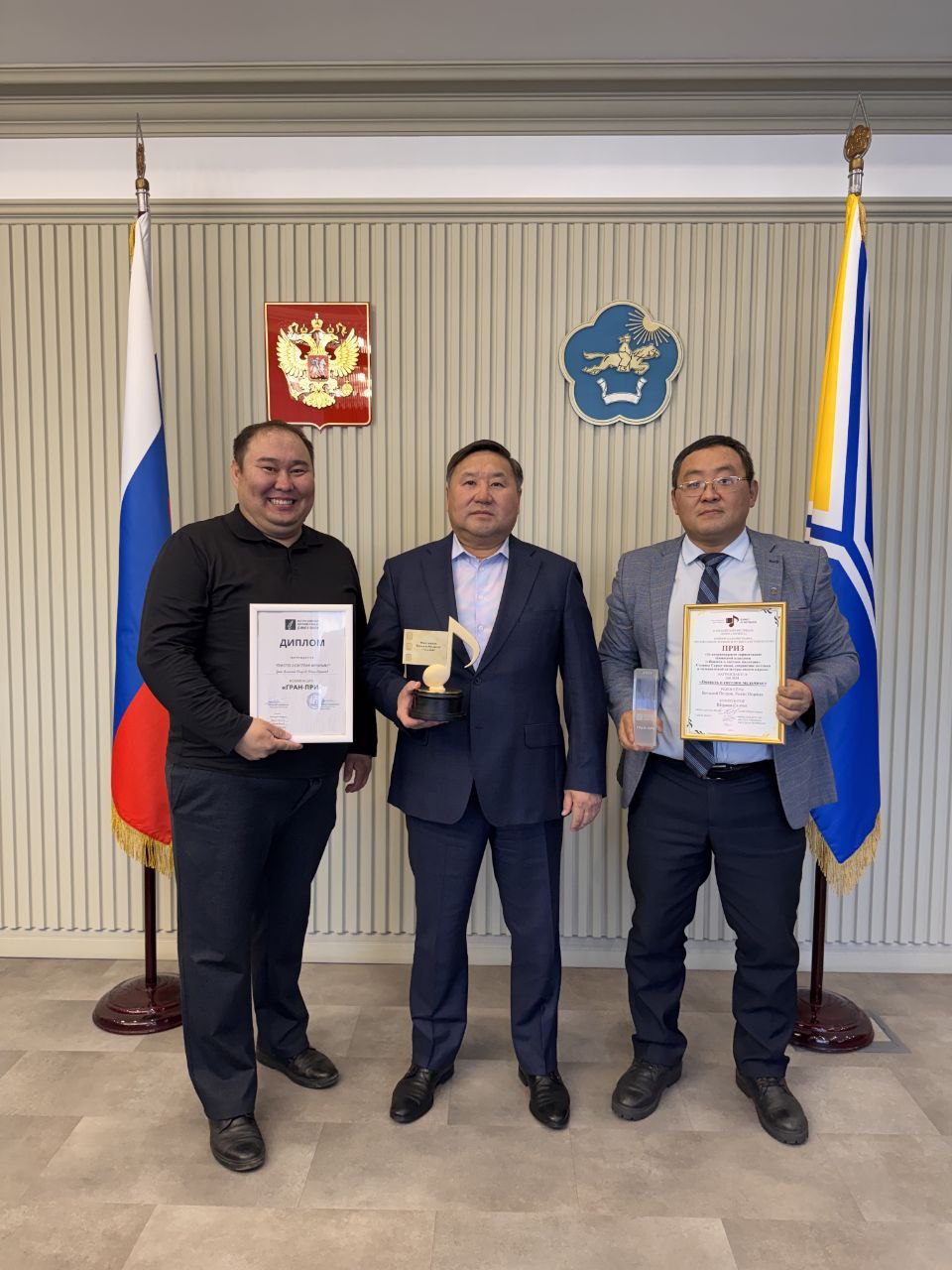 Глава Тувы встретился с кинематографистами республики Виталием Петровым и Роланом Ооржаком Глава Тувы встретился с кинематографистами республики Виталием Петровым и Роланом Ооржаком