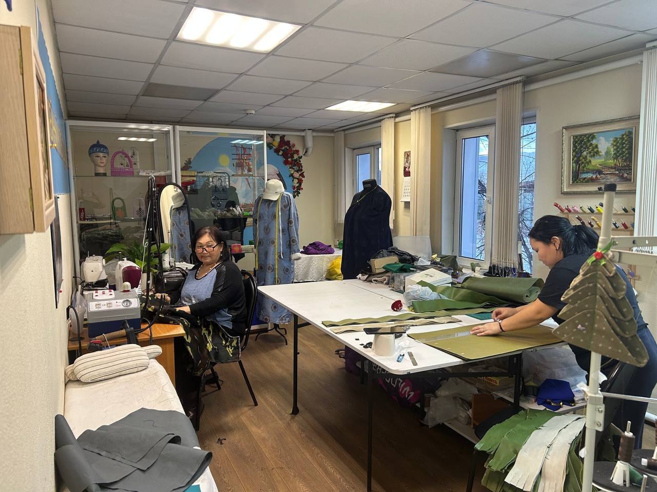 Жители Тес-Хема шьют безрукавки и плетут маскировочные сети для участников СВО Жители Тес-Хема шьют безрукавки и плетут маскировочные сети для участников СВО