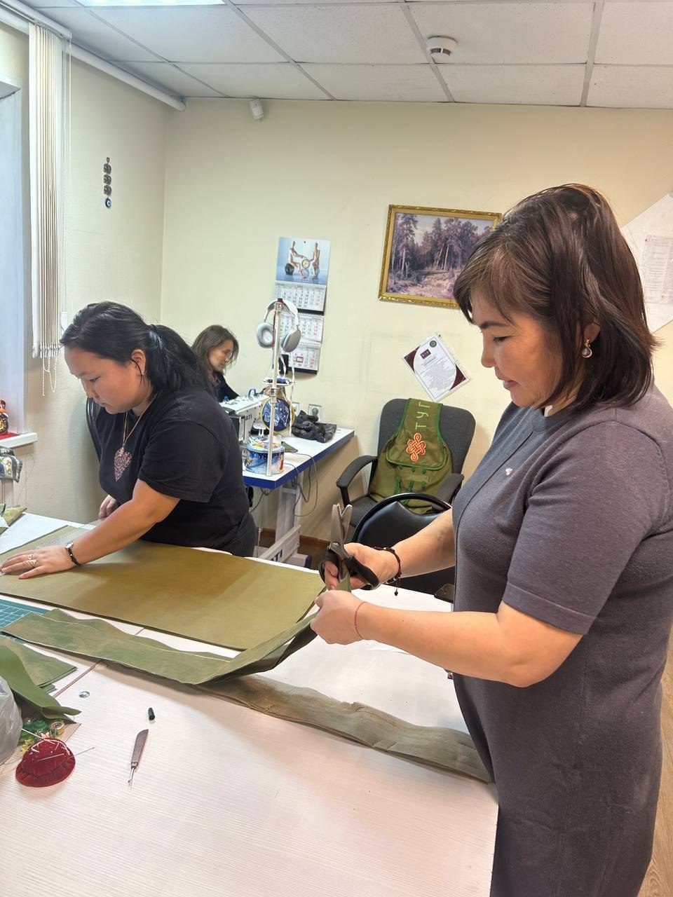 Жители Тес-Хема шьют безрукавки и плетут маскировочные сети для участников СВО Жители Тес-Хема шьют безрукавки и плетут маскировочные сети для участников СВО