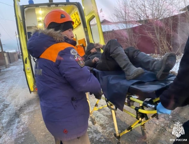 В Туве спасатели МЧС извлекли мужчину из канализационного люка В Туве спасатели МЧС извлекли мужчину из канализационного люка