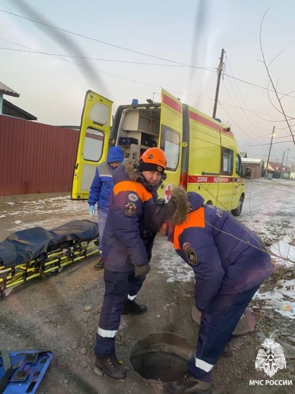 В Туве спасатели МЧС извлекли мужчину из канализационного люка