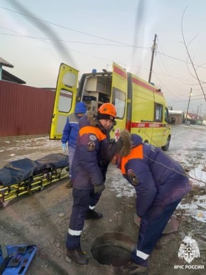 В Туве спасатели МЧС извлекли мужчину из канализационного люка