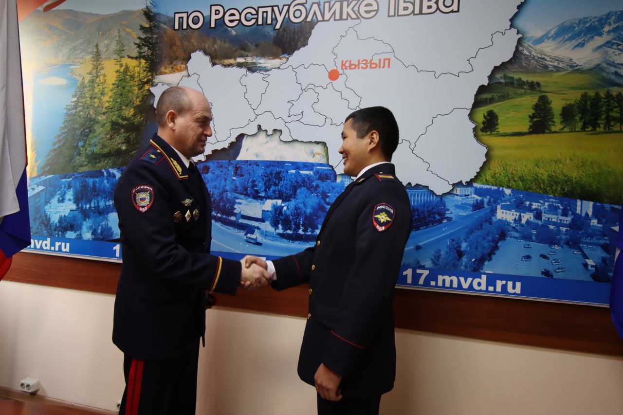 В МВД по Республике Тыва поощрили отличившихся в борьбе с нелегальной продажей алкоголя В МВД по Республике Тыва поощрили отличившихся в борьбе с нелегальной продажей алкоголя