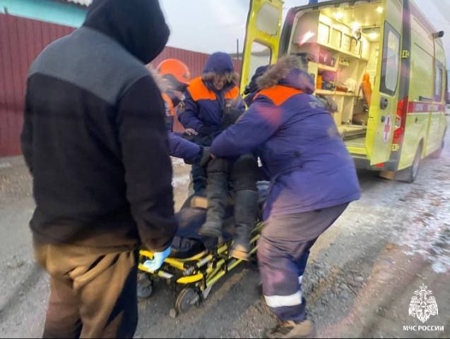 Спасение из-под земли: в Туве спасатели вытащили мужчину, провалившегося в канализационный люк Спасение из-под земли: в Туве спасатели вытащили мужчину, провалившегося в канализационный люк