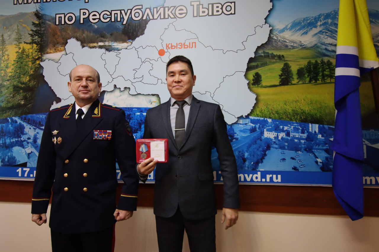 В МВД по Республике Тыва поощрили отличившихся в борьбе с нелегальной продажей алкоголя В МВД по Республике Тыва поощрили отличившихся в борьбе с нелегальной продажей алкоголя