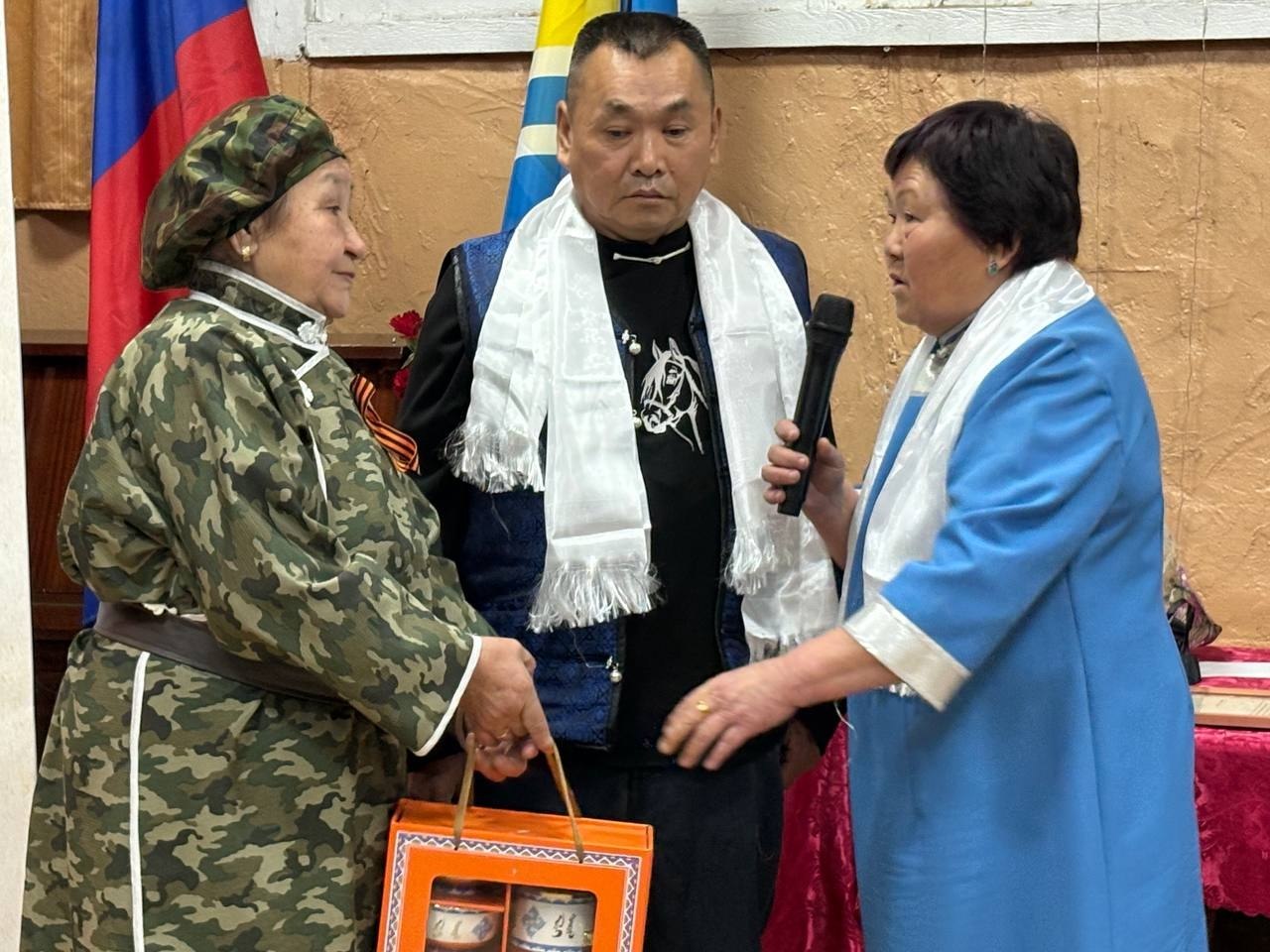 Кым-даа, ч-даа уттундурбаан: Маадырларга мгейиг Кым-даа, ч-даа уттундурбаан: Маадырларга мгейиг