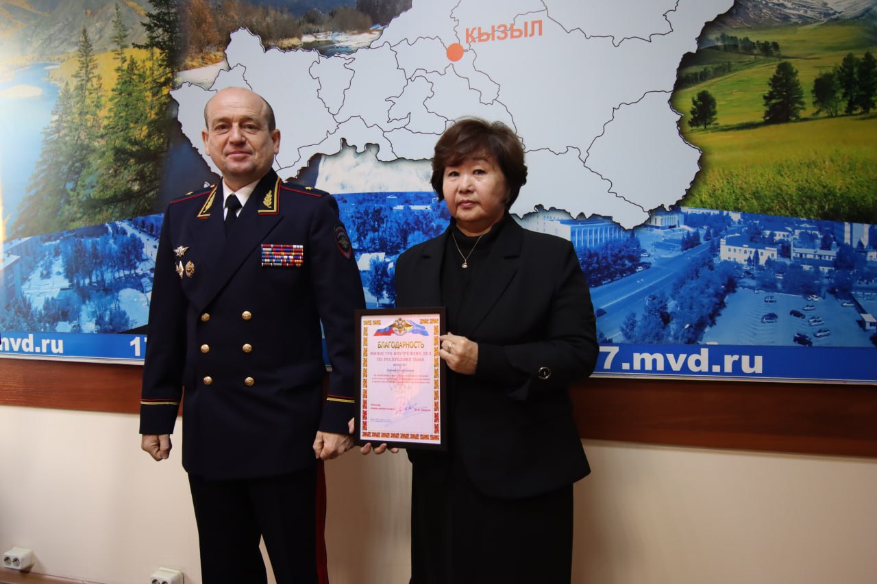 В МВД по Республике Тыва поощрили отличившихся в борьбе с нелегальной продажей алкоголя В МВД по Республике Тыва поощрили отличившихся в борьбе с нелегальной продажей алкоголя